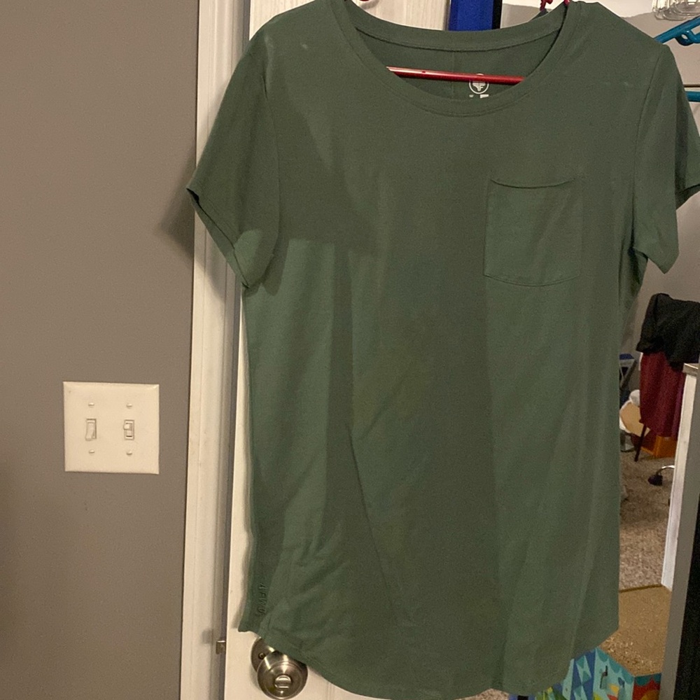 Alpha Forward curved hem pocket tee
